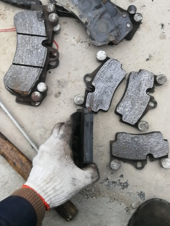 途锐刹车片。前六后四