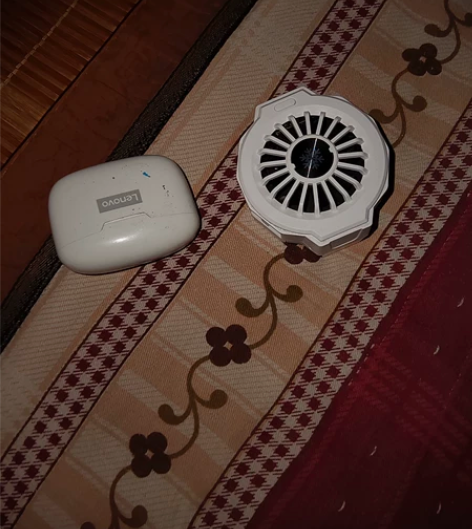 一个联想耳机加一个睿量散热背夹 感兴趣的话...