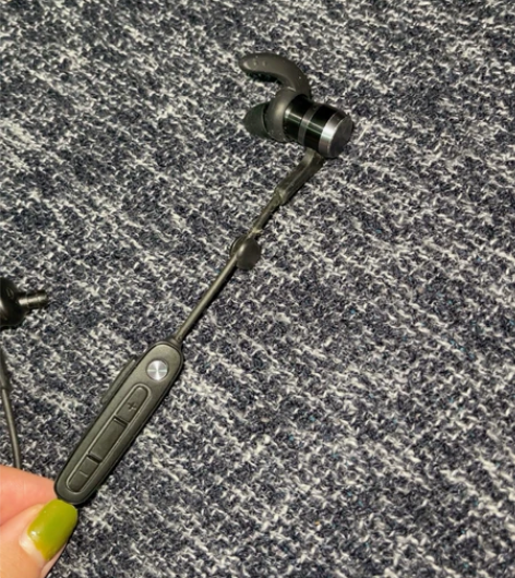 1more 耳机 需要自己配一个耳塞 正常...