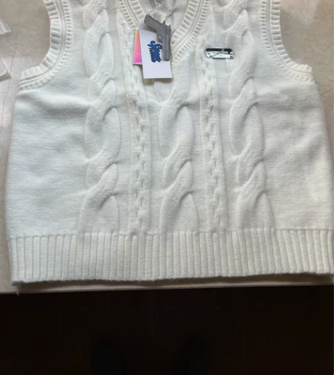 毛衣背心,非常厚实,M码,宽松版型,于9月...