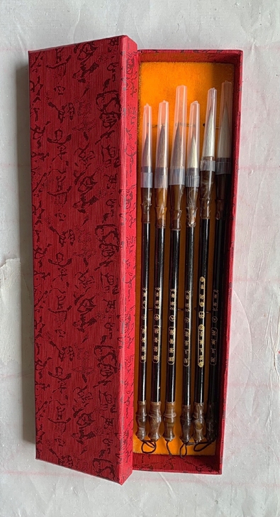 六只毛笔分别三只狼毫三只兼毫,大中小各三只...