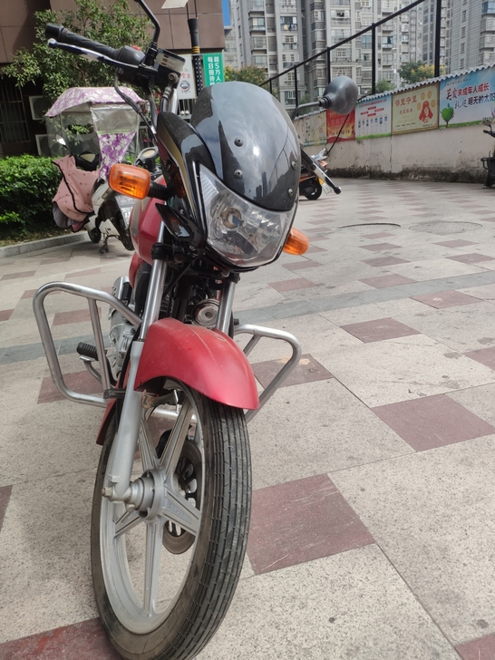铃木大架摩托车。