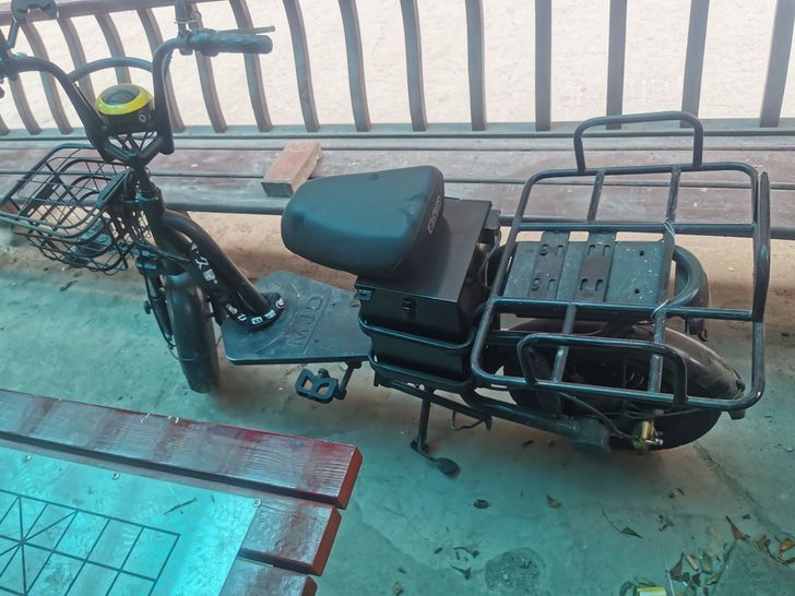 大轱辘的电瓶车 车架 轮胎电机都新的 有看...