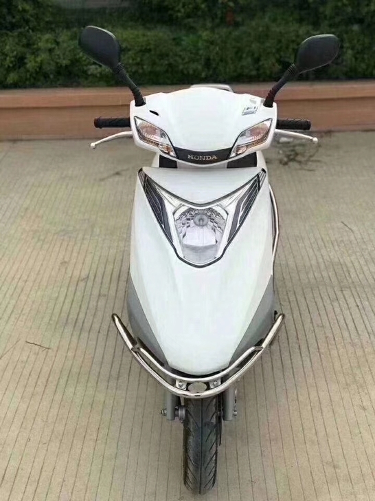 白色五羊本田睿御电喷110，二手踏板车小脚...