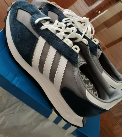 阿迪运动鞋 240码。买错码数了。全新转让...