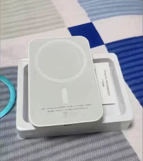 官网买的 5000毫安磁吸充电宝 换华为了...