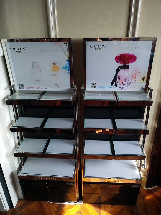 香水架两个，电动展架四个，有机玻璃视觉效果...