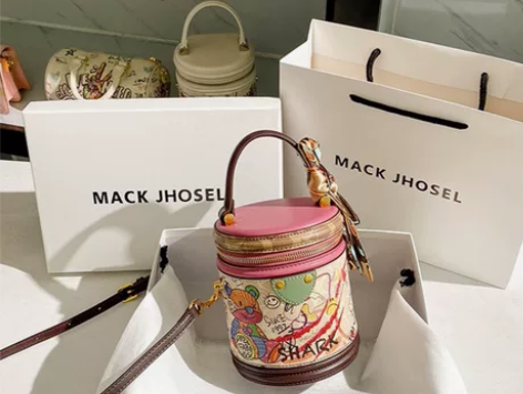 今年流行真皮夏季高级质感小众涂鸦水桶包圆筒...