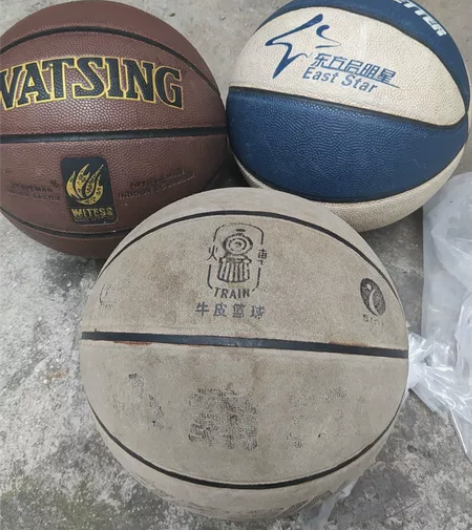 上海火车牌牛皮篮球一个,另外两个塑料的。成...