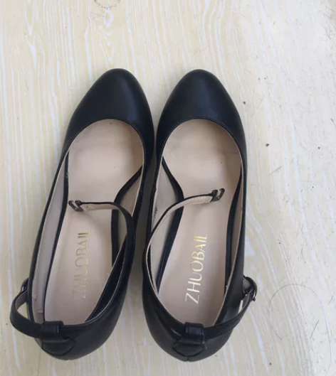 黑色细跟单鞋，9成新，跟高5厘米，绑带走路...