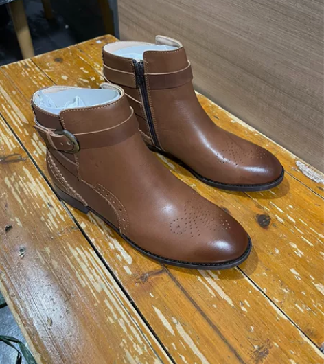 clarks其乐真皮女靴 头层牛皮布洛克雕...