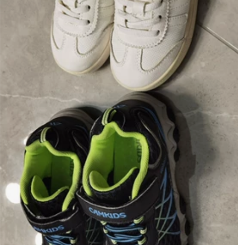 出29码白色巴拉巴拉男童板鞋，29码黑色骆...