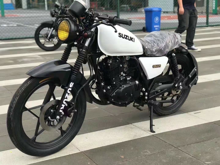 铃木复古街跑125C   九五成新 车况完...
