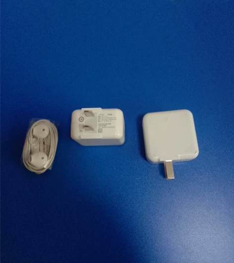 手机充电器2个 带一个耳机 全新 未使...