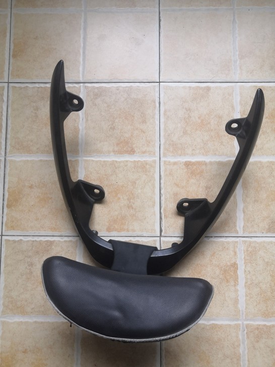 爱玛小神鹰原装尾架一个。换了个带货架的上箱...