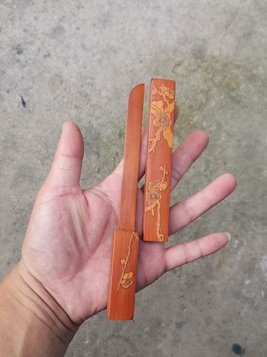 文人墨客的喜爱，竹黄留青裁纸刀，长18，宽...