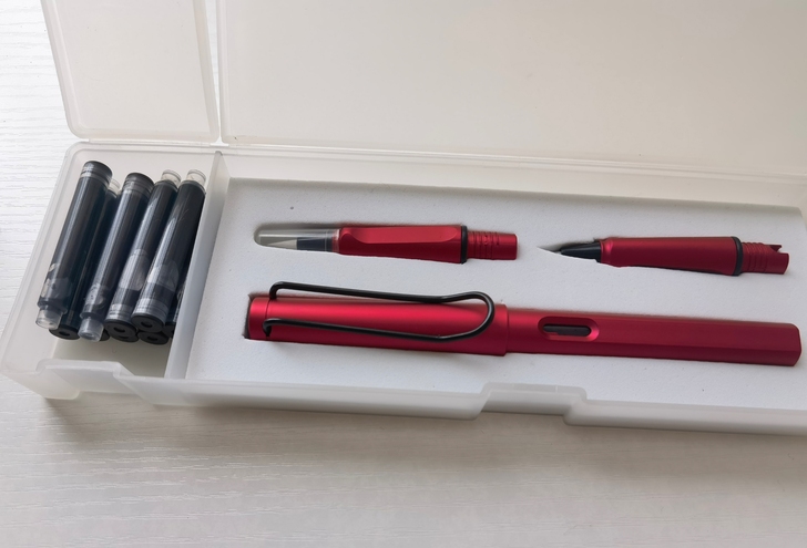 丰桥牌钢笔式毛笔，配有毛笔头两个，钢笔头一...