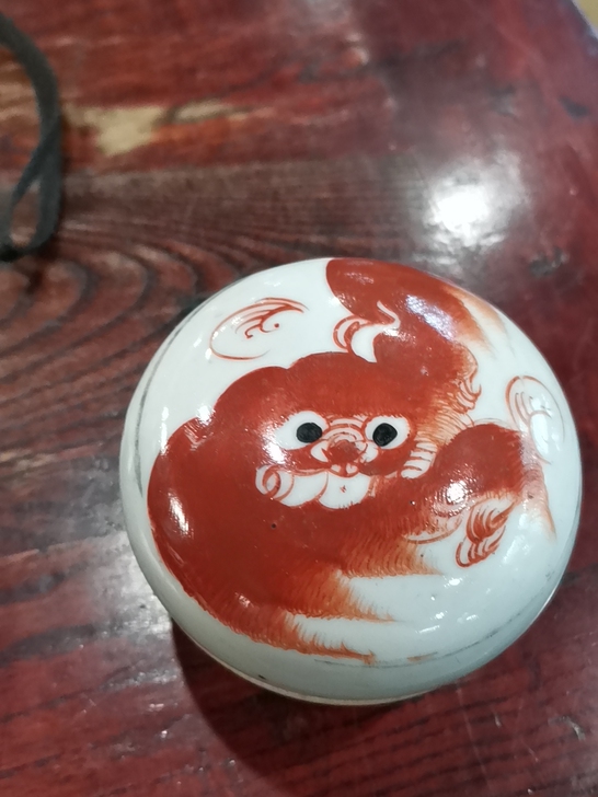 民国狮子粉盒一只,原配。盒底内有一鸡爪外不...