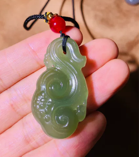 天然和田玉晴水湖水绿鹅如意吊坠 玉质细腻，...