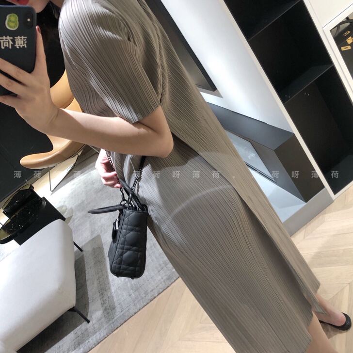 褶皱纸片人系列～素色高级冷淡风设计连衣裙