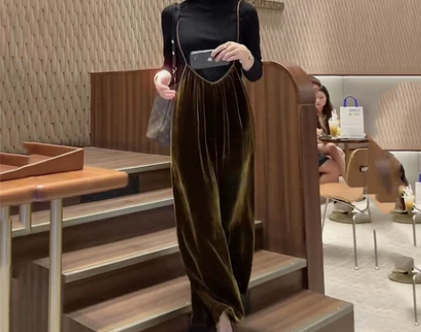 宽松金丝绒连体阔腿裤秋季新款时尚百搭细吊带...