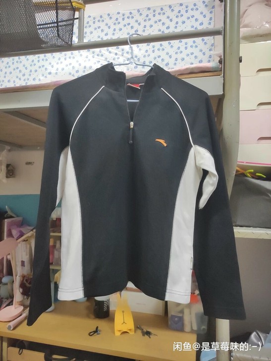 安踏女上衣M码，实体店入，低价出。 穿过两...