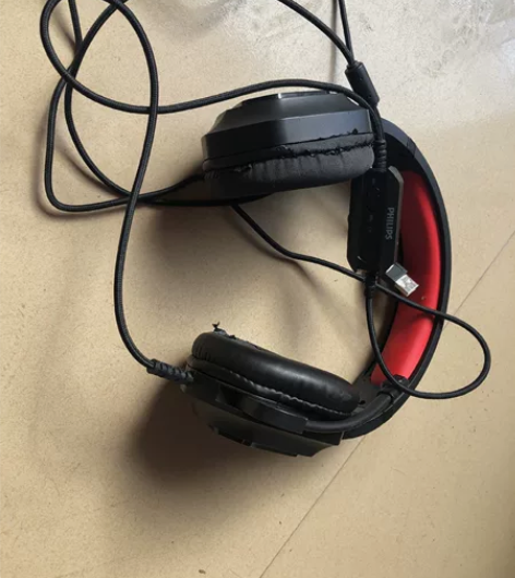 去年6月买的飞利浦7.1声道耳，耳套有掉漆...
