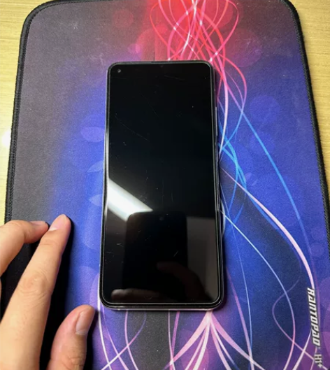 出一台红米k30s至尊版银色8+256，已...