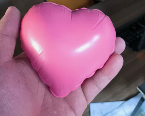 您好，我是做3 D打印的。白色树脂三毛钱一...