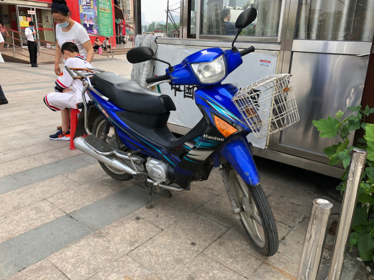 豪爵弯梁110摩托车，成色如图，发动机原装...