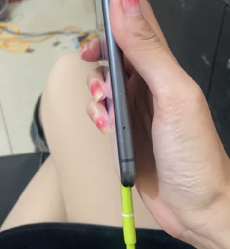 11。64国行电池82全原,后盖轻微碎角成...
