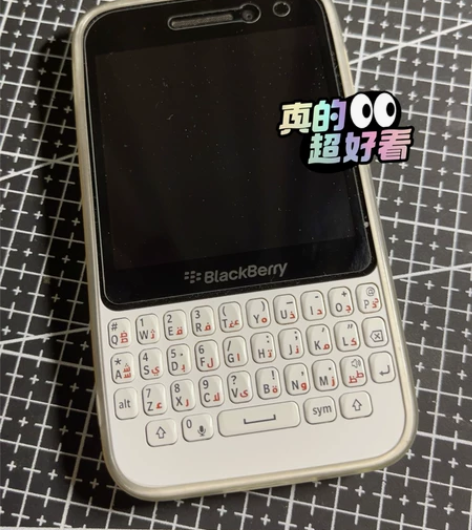 黑莓q5白色 听音乐看视频低像素网照是完全...