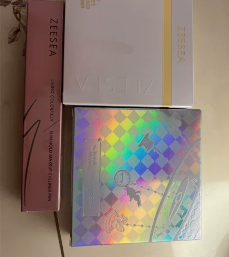 滋色的粉饼w01，眼影盘11，眼线液笔01...