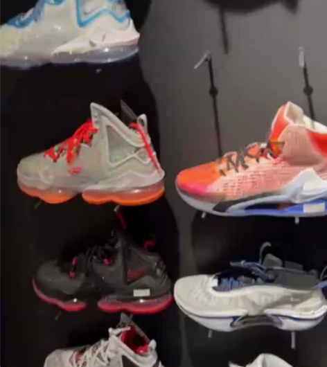 耐克运动鞋，正品专柜出货 感兴趣的话点“我...