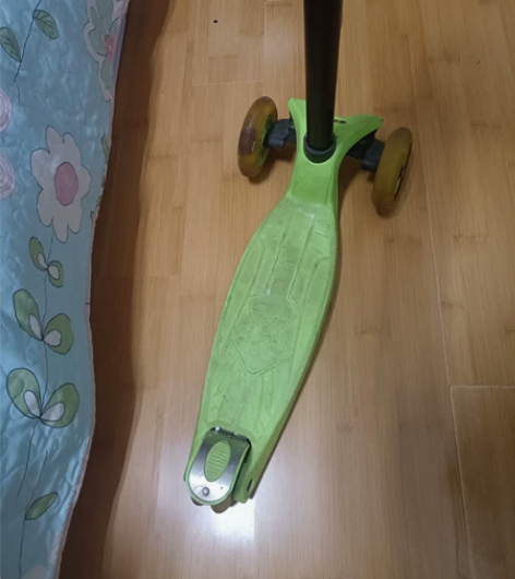 滑板车，质量很好，高矮能调，轱辘有灯，滑起...