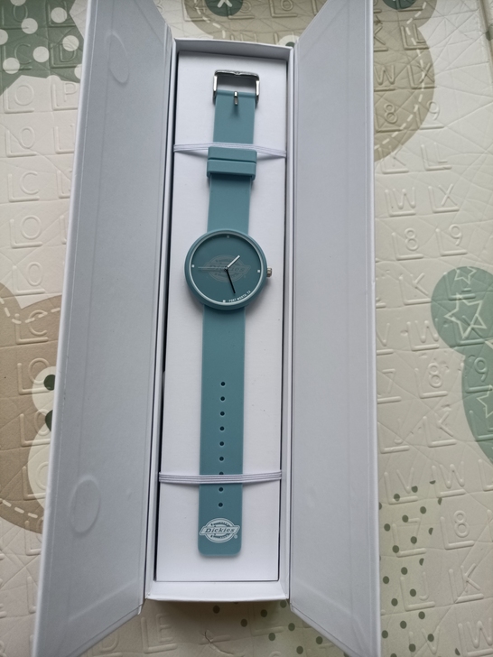 新旧程度：九成新（几乎没戴过），内有保修单