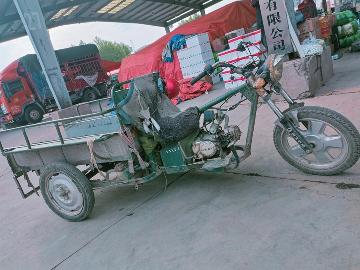 三轮摩托车