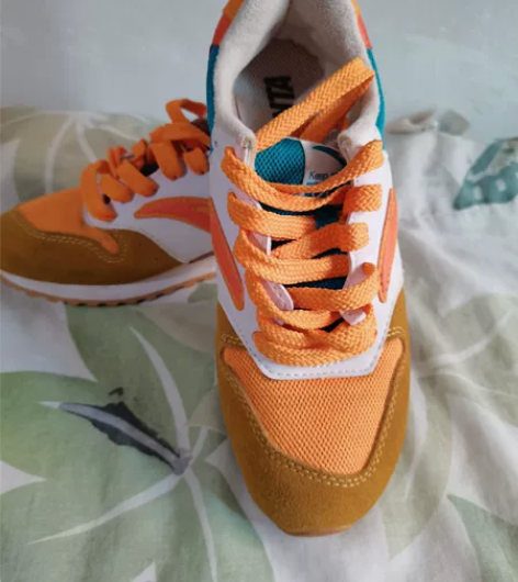 低价出售9成新安踏旅游鞋37码一双，因为生...