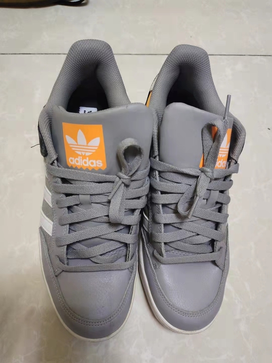 三叶草阿迪达斯正品,看鞋底就知道很新,完全...