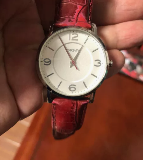 DNKY正品女式石英腕表，牛皮质表带。自用...