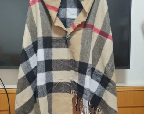 既可以围巾也可以当披肩，料子挺厚的，很保暖...