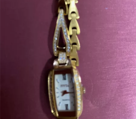 9.9新飞亚达玫瑰金带钻女表，原价1650...