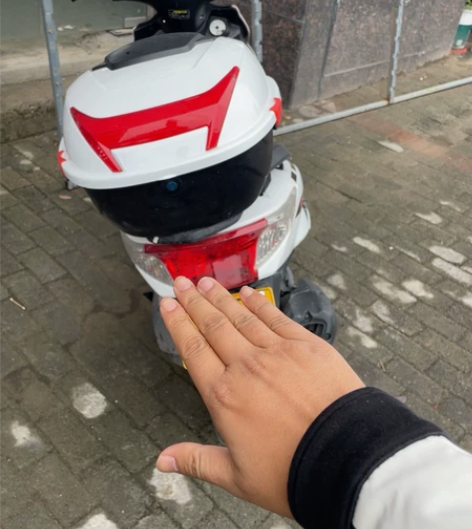 买了两个月的125踏板 ，烧油的。保险齐全...