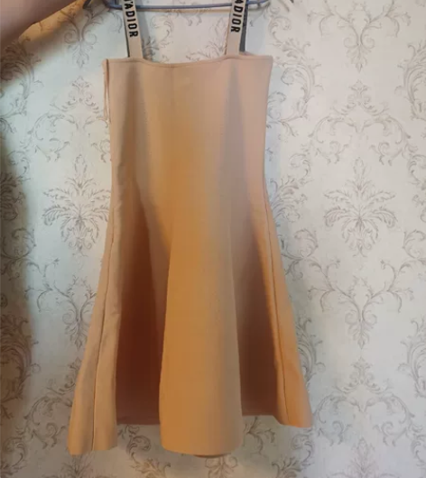 肉色修身连衣裙，伞裙，S码应该，9成新，没...