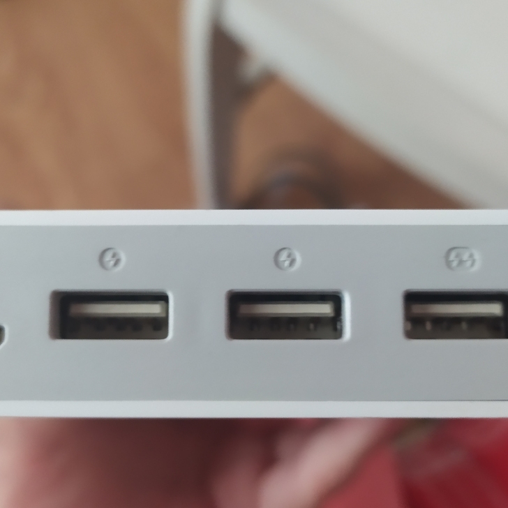 罗马仕充电宝,可砍价。一次可充满4部手机,...