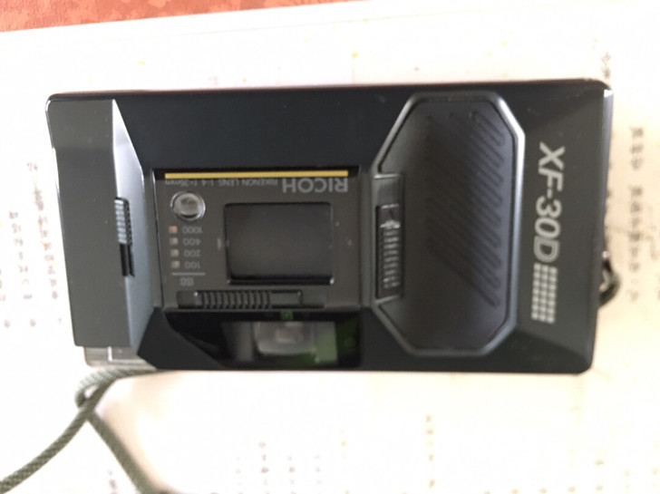 九成多新,老式相机。只此一个,无法退换哦^...