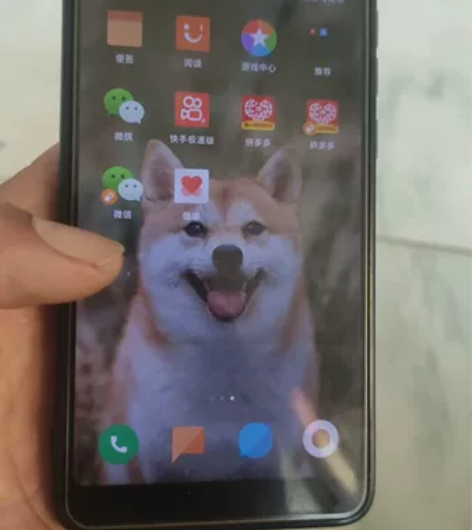 红米note5 6+64，花屏，插着充电器...