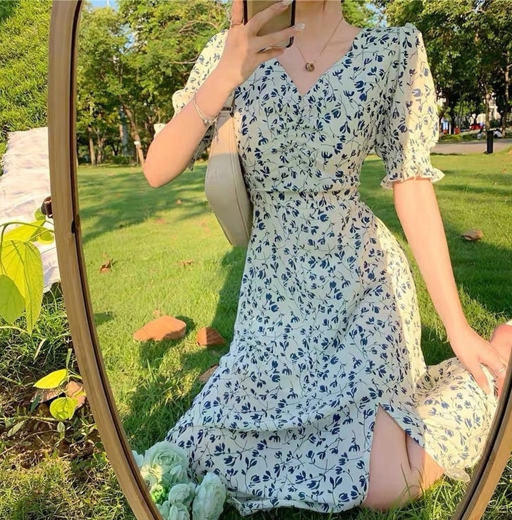 V领微开叉碎花连衣裙 小清新的款式 收腰显...