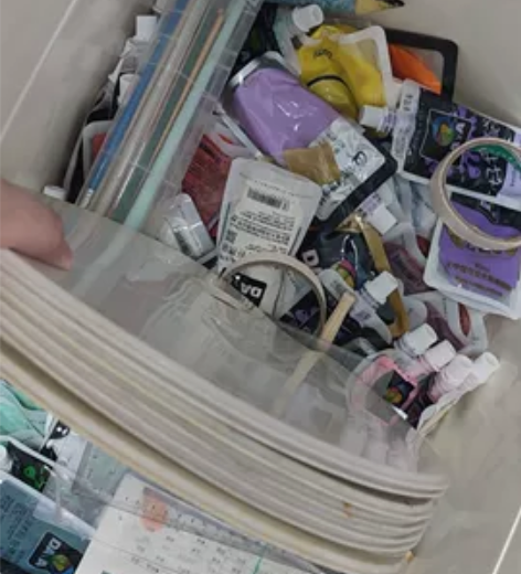 卖颜料，大概有100个，还有3盒颜料，画笔...