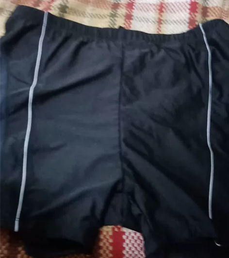 #游泳 男士泳裤，料子很舒服，很滑 [托腮...